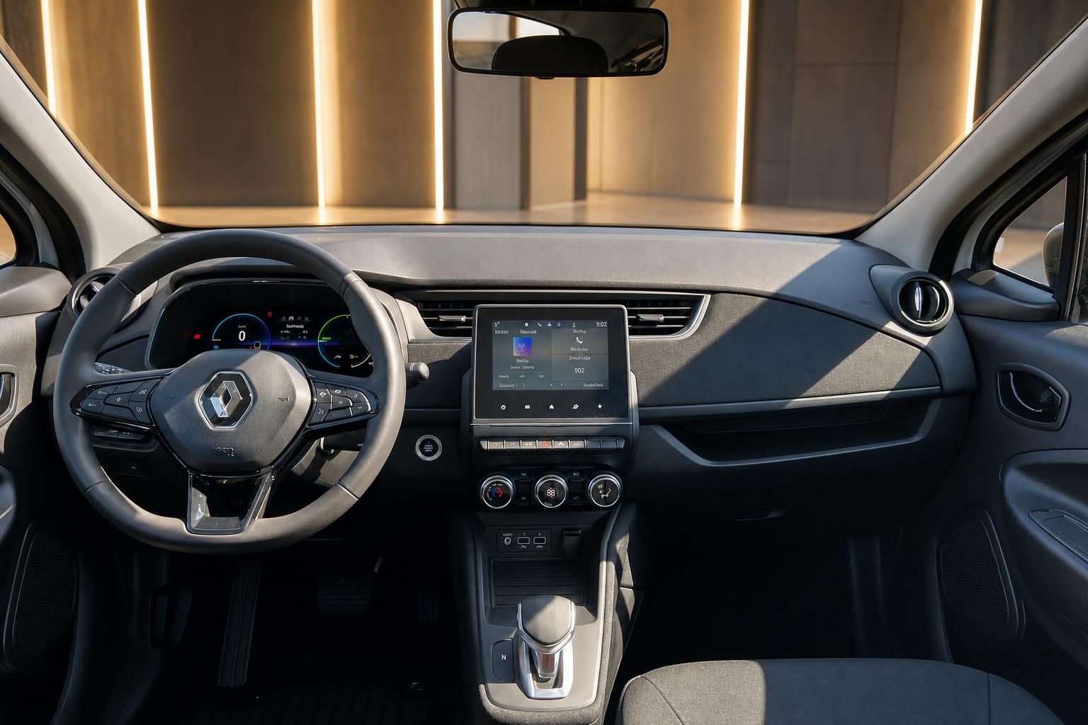 Renault ZOE Armaturenbrett mit Touchscreen, digitalen Instrumenten und Automatikgetriebe