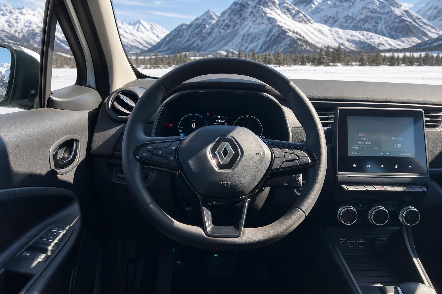 Renault Fahrzeug Innenraum mit Lenkrad, digitalem Cockpit und Berglandschaft im Hintergrund