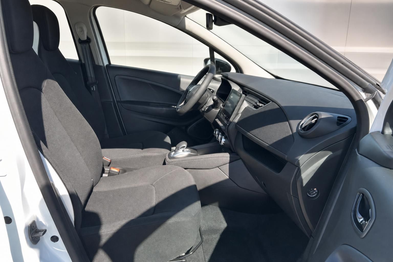 Renault Fahrzeug Innenraum Beifahrerseite mit Sitzen, Armaturenbrett und offener Tür