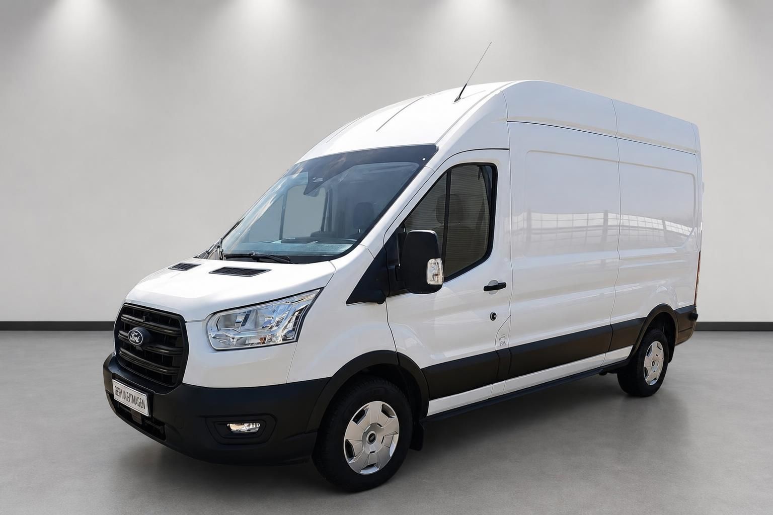 Ford Transit Kastenwagen weiß, Frontansicht seitlich im Studio