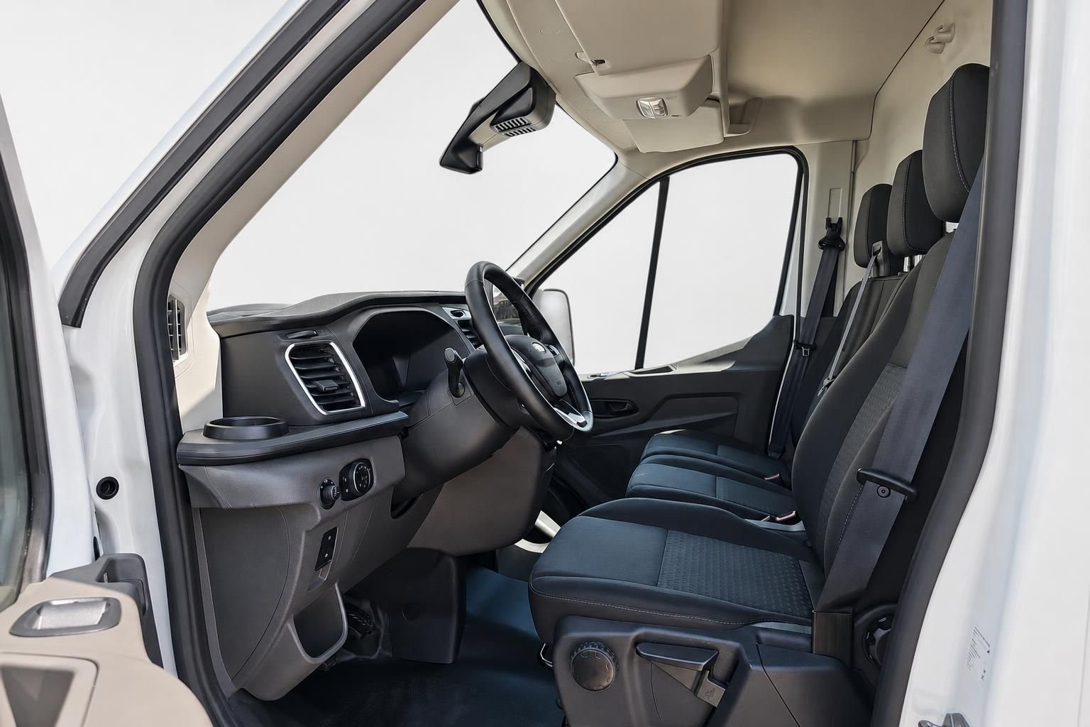 Ford Transit Innenraum, Fahrersitz und Cockpit von außen fotografiert