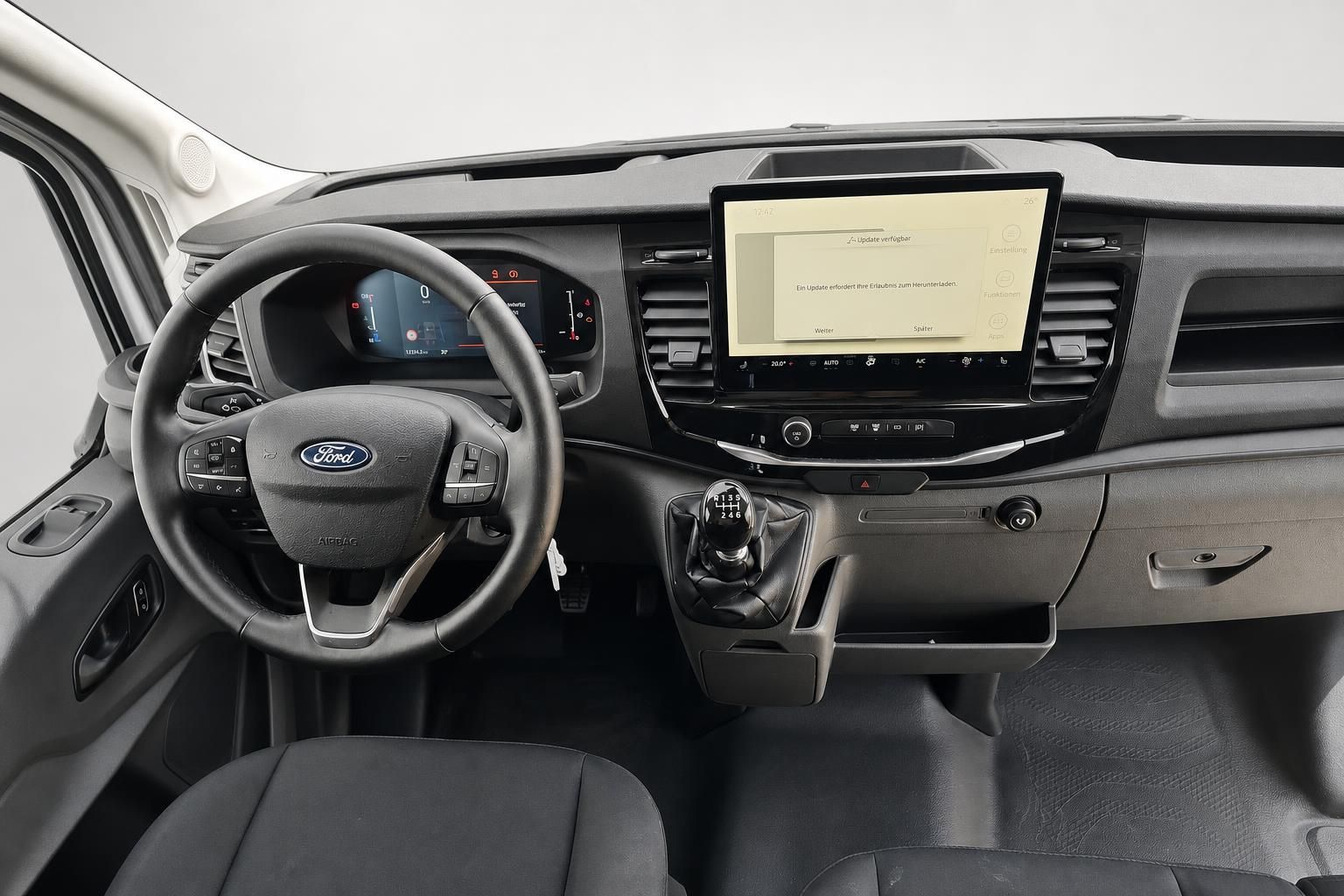 Ford Transit Cockpit mit Lenkrad, Schaltung und Touchscreen-Display