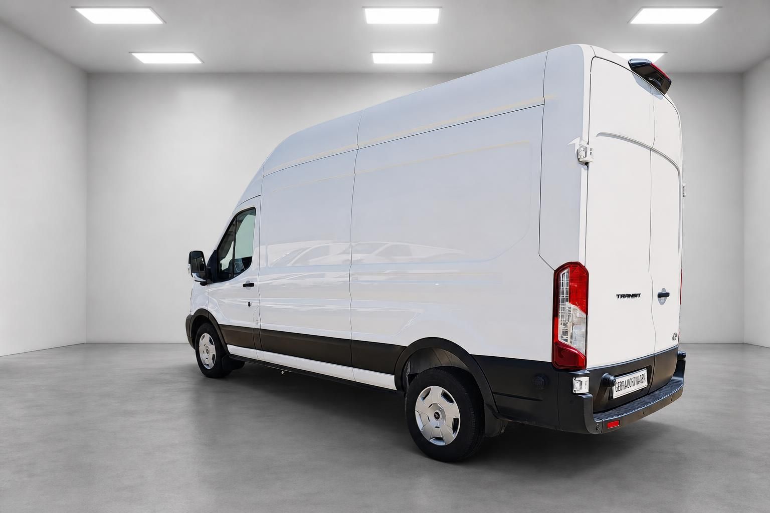 Ford Transit Gebrauchtwagen weiß, Heckansicht in der Halle