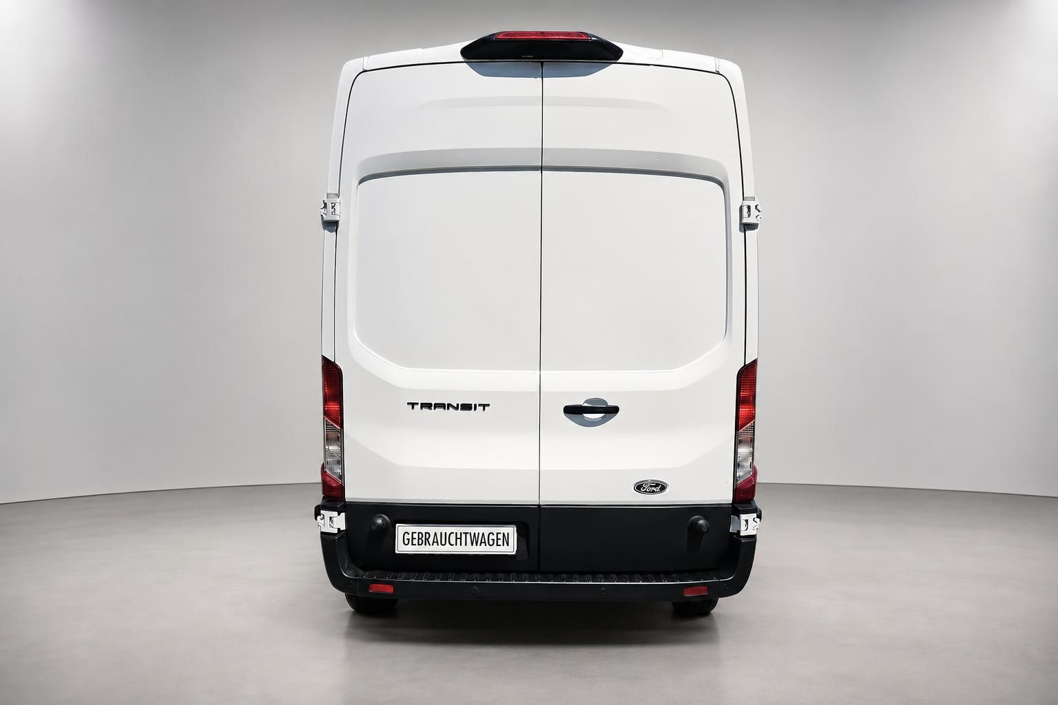 Ford Transit weißer Kastenwagen Heckansicht Studio