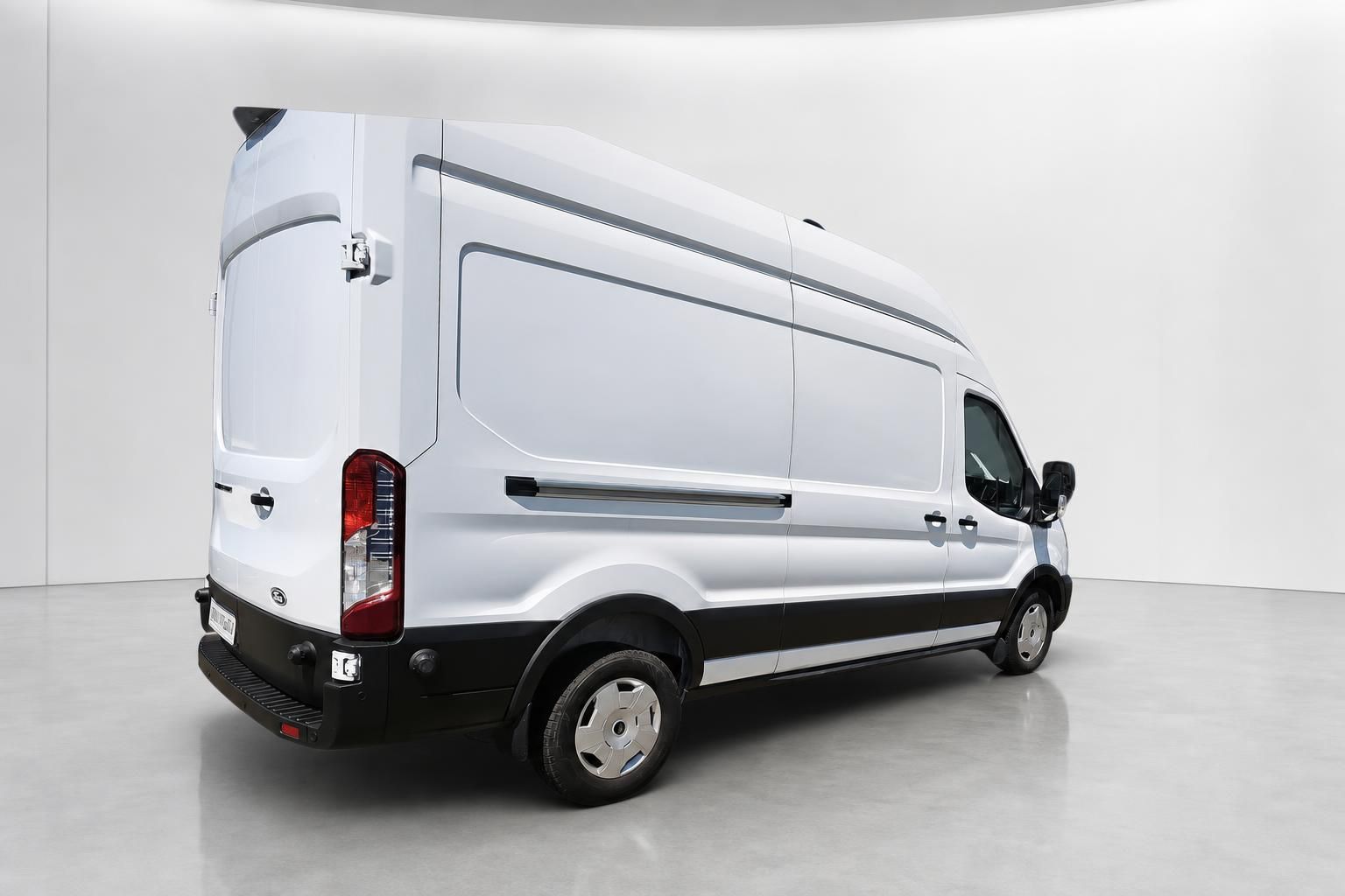 Ford Transit Kastenwagen weiß, Heckansicht schräg im Studio