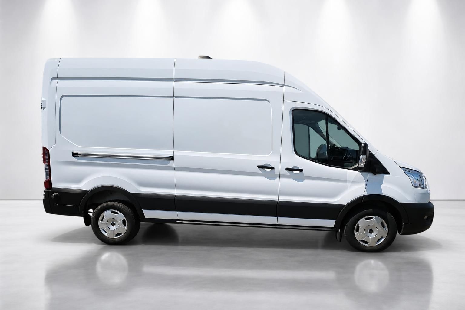 Ford Transit Kastenwagen weiß, Seitenansicht im Studio