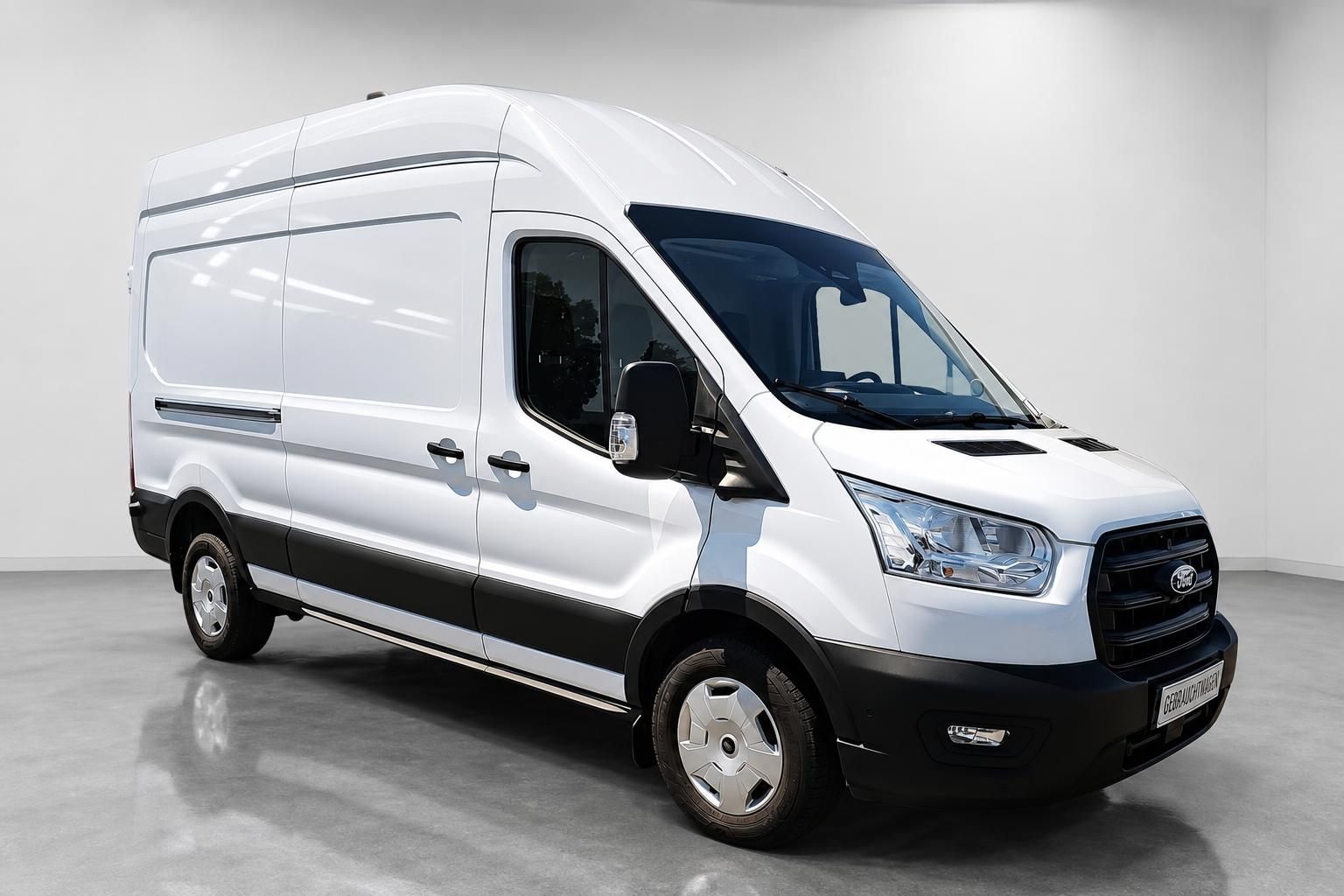 Ford Transit Gebrauchtwagen weiß, Frontansicht schräg im Studio
