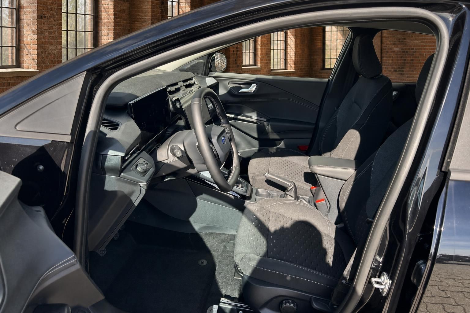Ford Puma Innenraum Fahrerseite mit Lenkrad, Touchscreen und Alcantara-Sitzen in schwarz