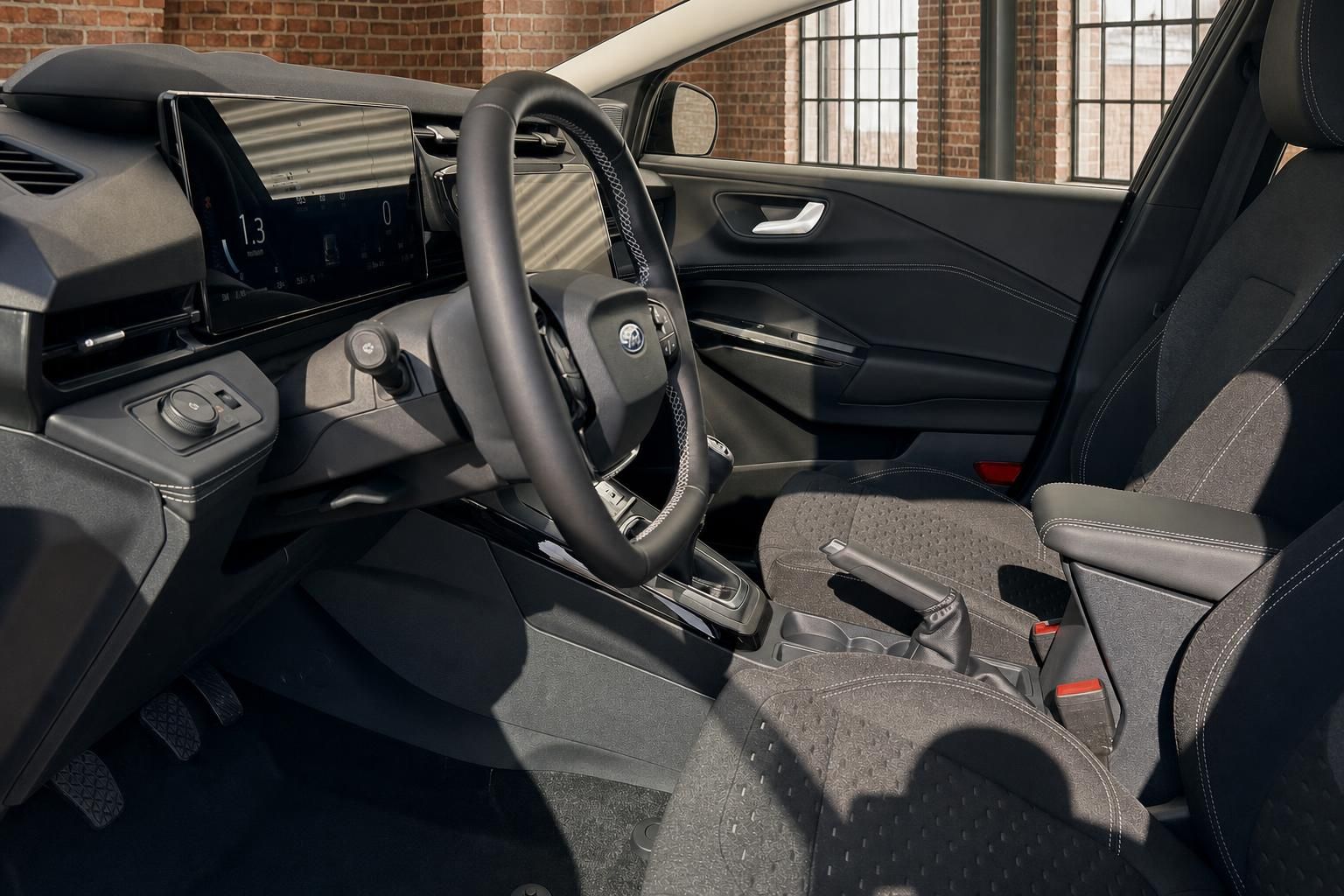 Ford Innenraum Fahrerseite mit Lenkrad, Schaltung und digitalem Cockpit – modernes Interieur