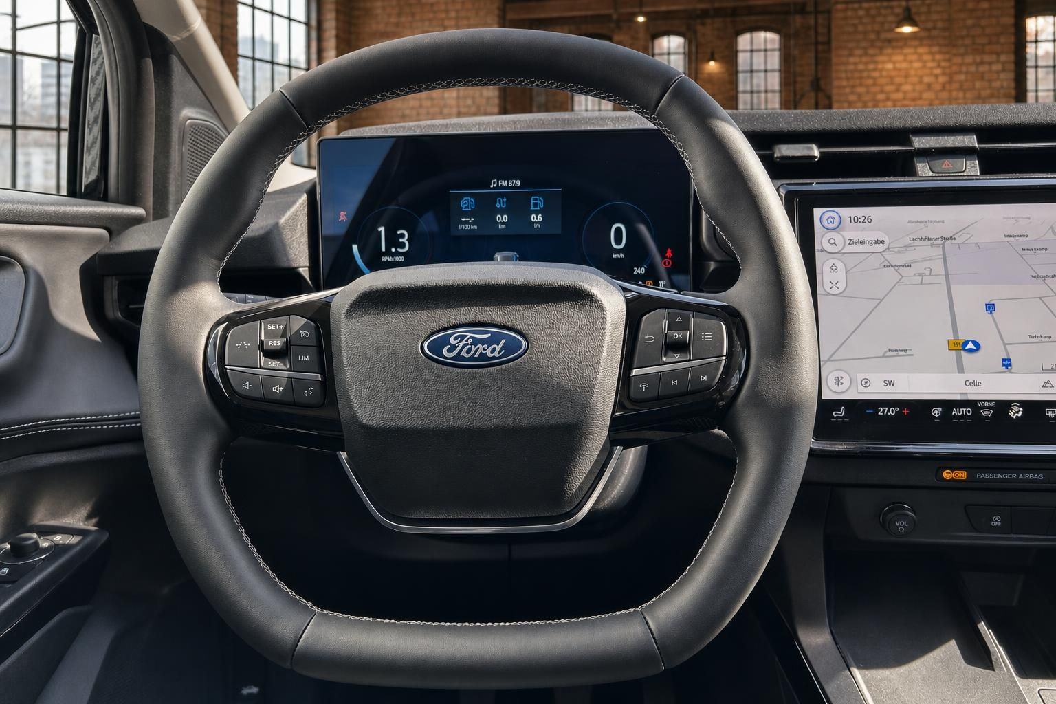 Ford Lenkrad Nahaufnahme mit Multifunktionstasten, Digitaldisplay und Navigationssystem
