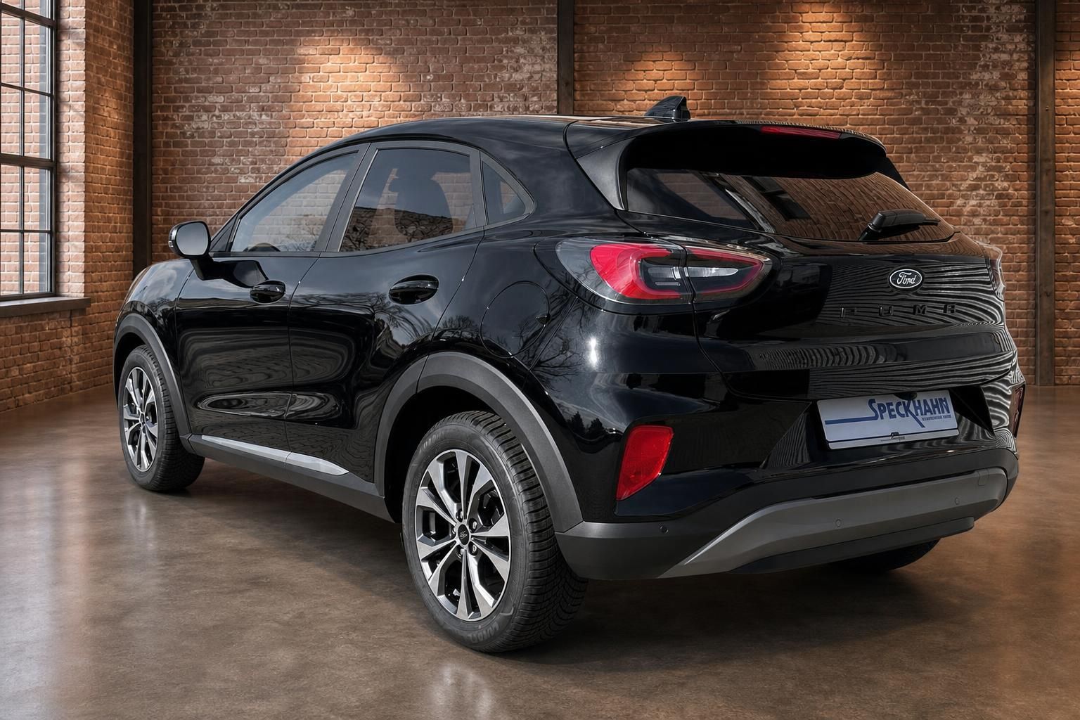 Ford Puma schwarz – Heck-Seitenansicht links mit Spoiler, LED-Rückleuchten und PUMA-Schriftzug