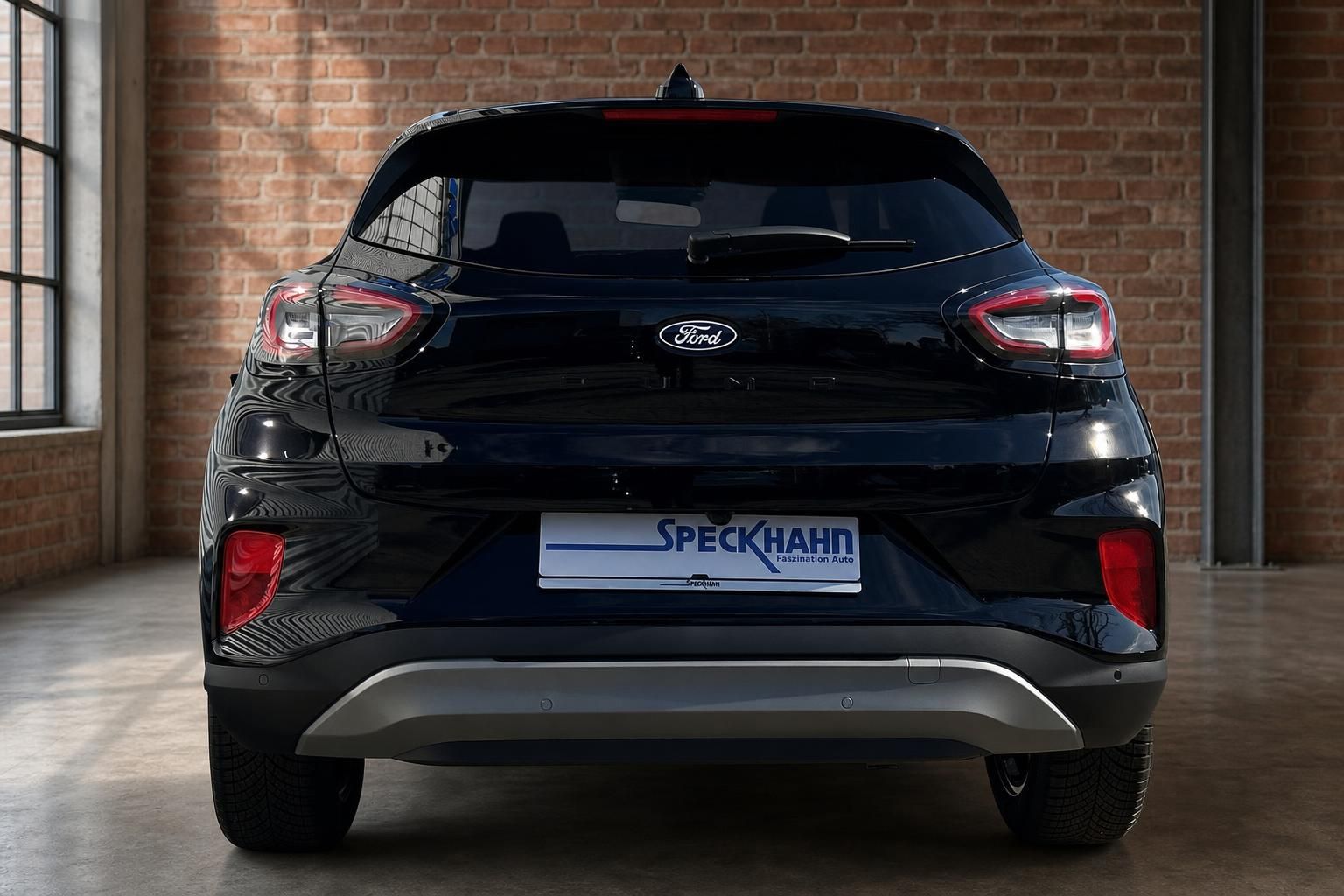 Ford Puma SUV in Schwarz – Heckansicht mit LED-Rückleuchten und Speckhahn Kennzeichenrahmen