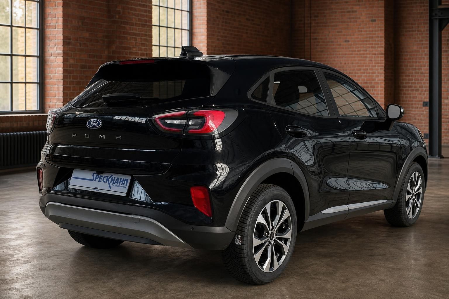 Ford Puma schwarz – Heck-Seitenansicht mit PUMA-Schriftzug und Alufelgen im Showroom