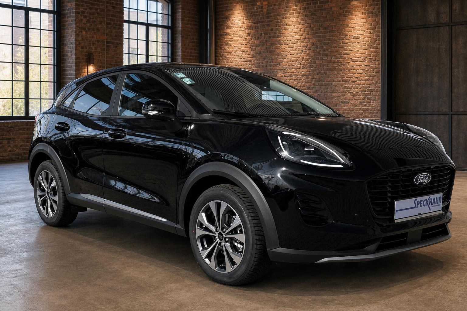 Ford Puma schwarz – Frontansicht schräg rechts mit LED-Scheinwerfern im Industrieambiente