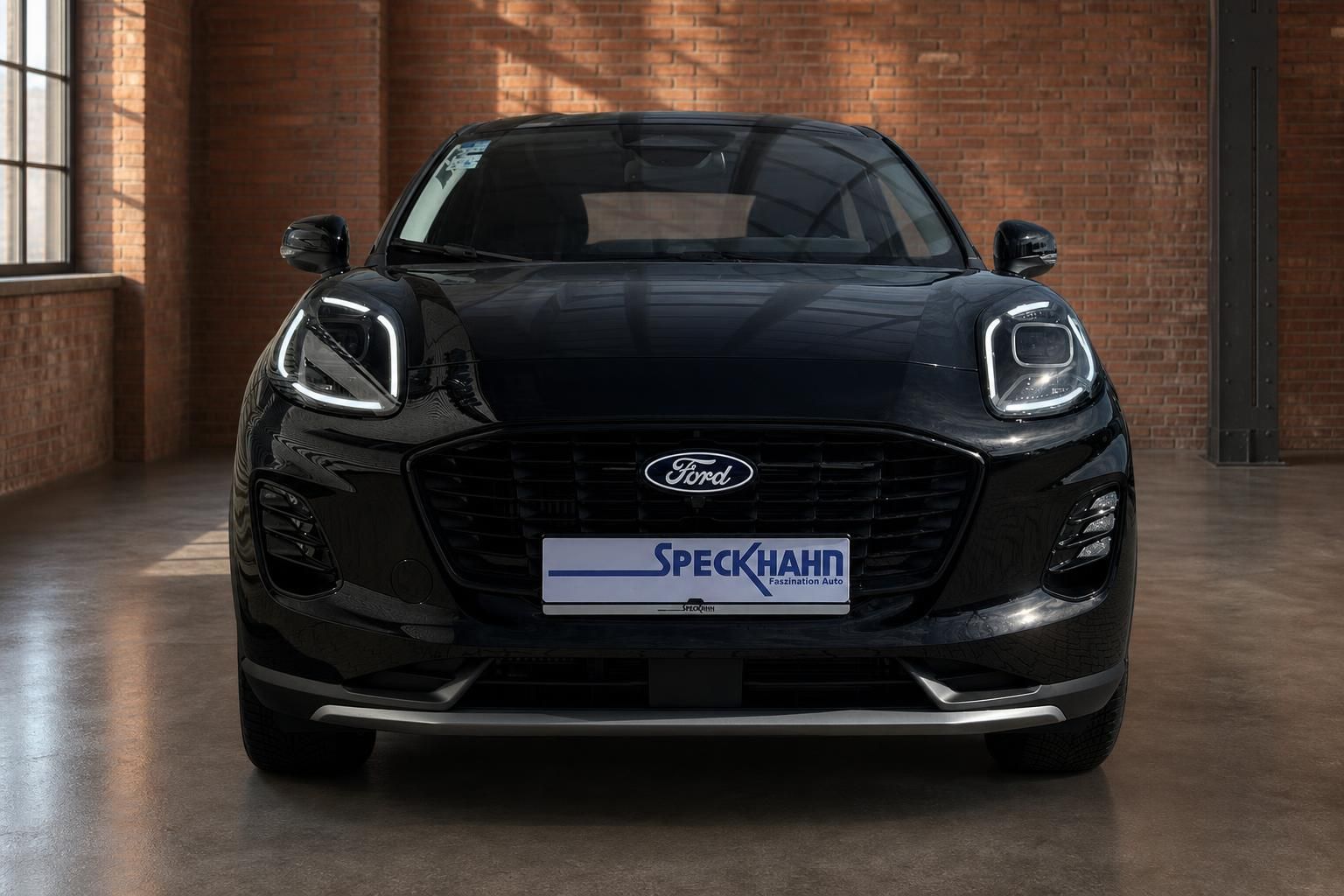 Ford Puma schwarz Frontansicht mit LED-Scheinwerfern und Speckhahn Kennzeichenhalter