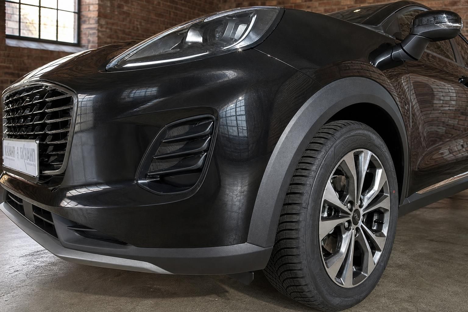 Ford Puma schwarze Frontpartie Detailaufnahme mit Kühlergrill, Scheinwerfer und Alufelge
