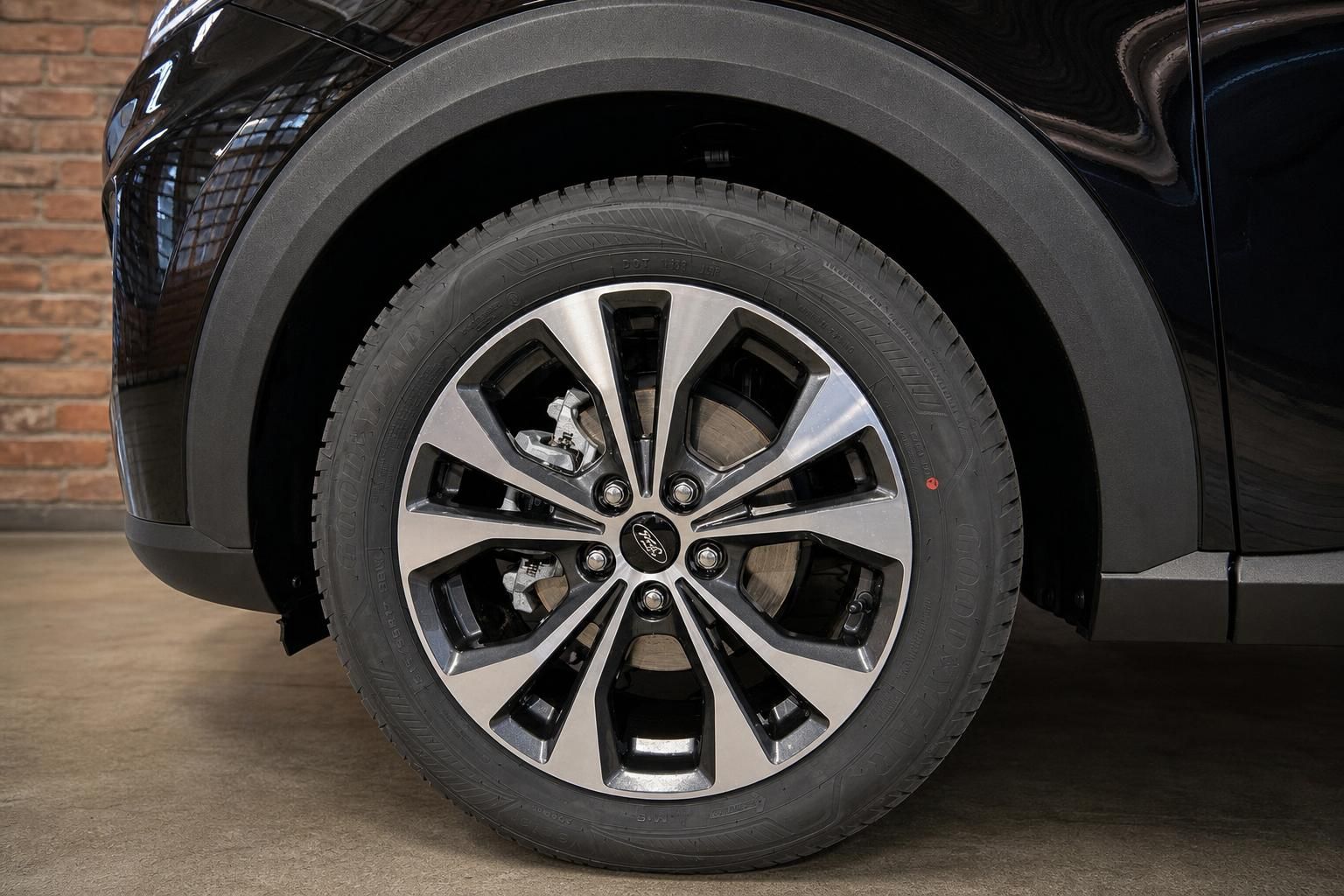 Ford Puma Alufelge 17 Zoll bicolor mit Goodyear-Reifen und Bremsscheibe Detailaufnahme