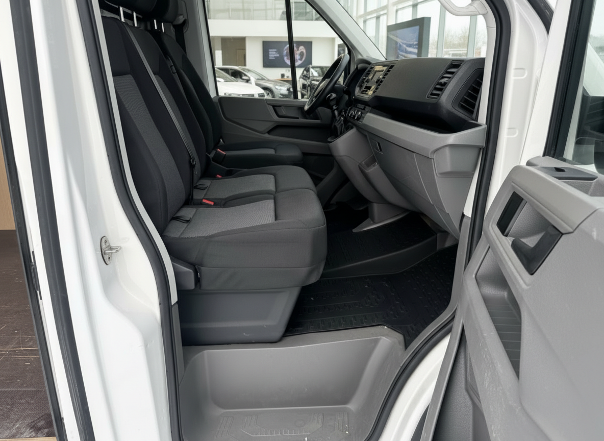 VW Crafter Innenraum Fahrerhaus mit Doppelsitzbank und Armaturenbrett in grau-schwarz