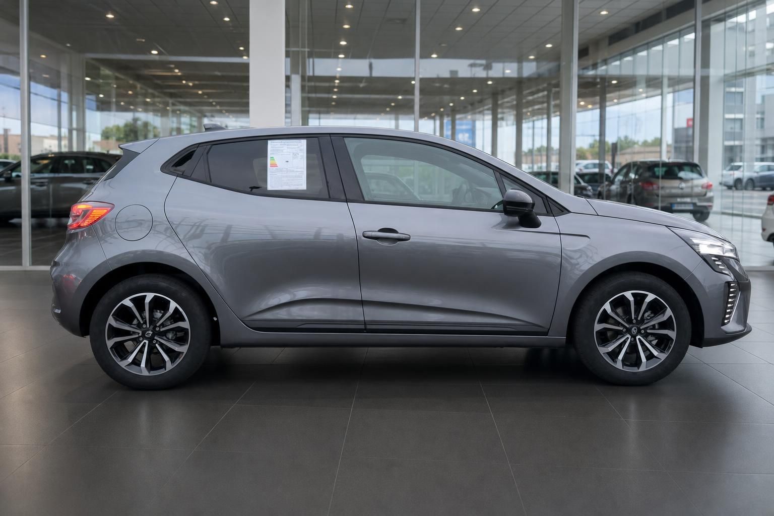 Renault Clio grau metallic Seitenansicht im Autohaus - moderner Kleinwagen mit Alufelgen
