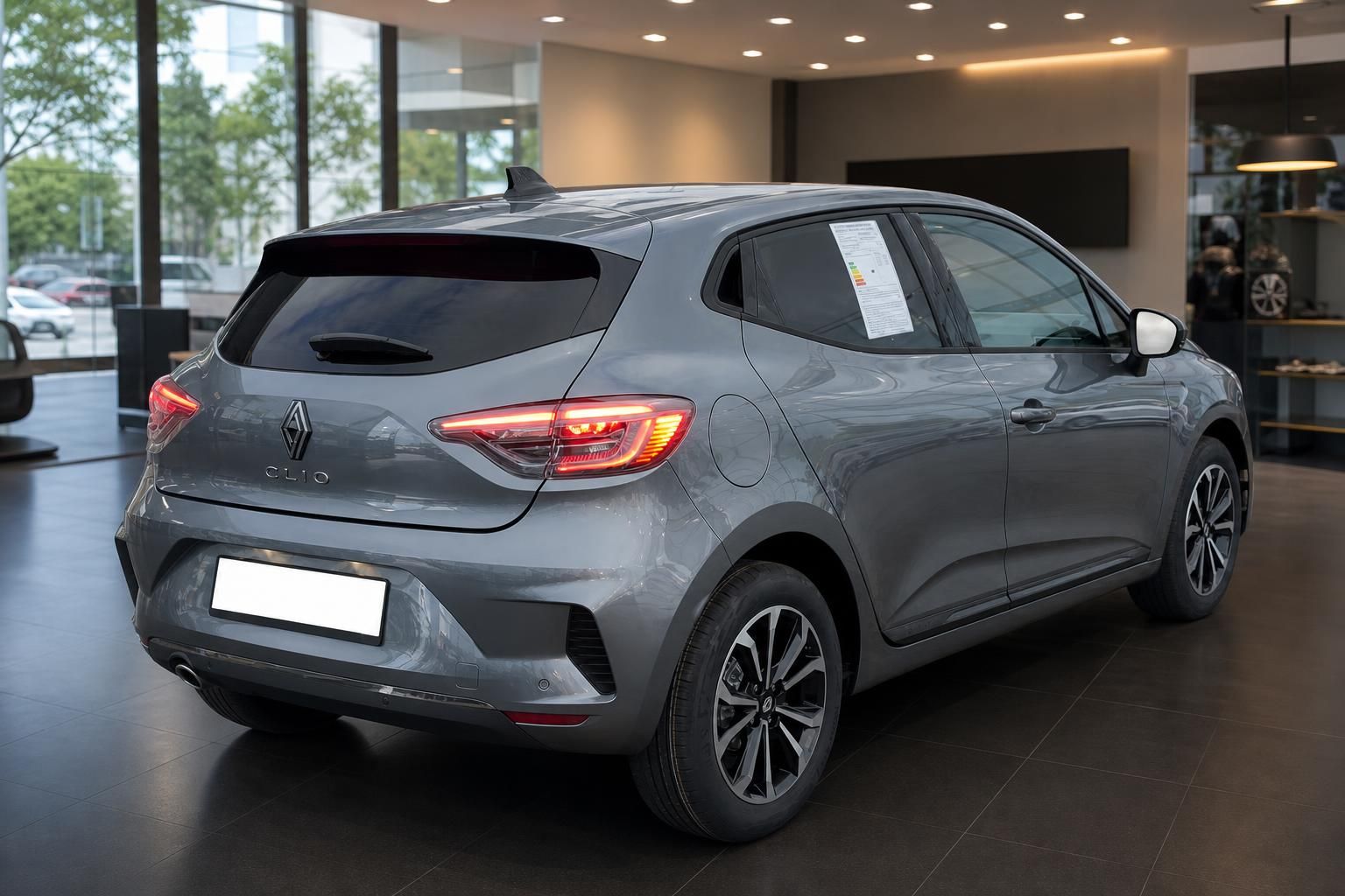Renault Clio grau metallic Heckansicht mit LED-Rückleuchten im modernen Autohaus