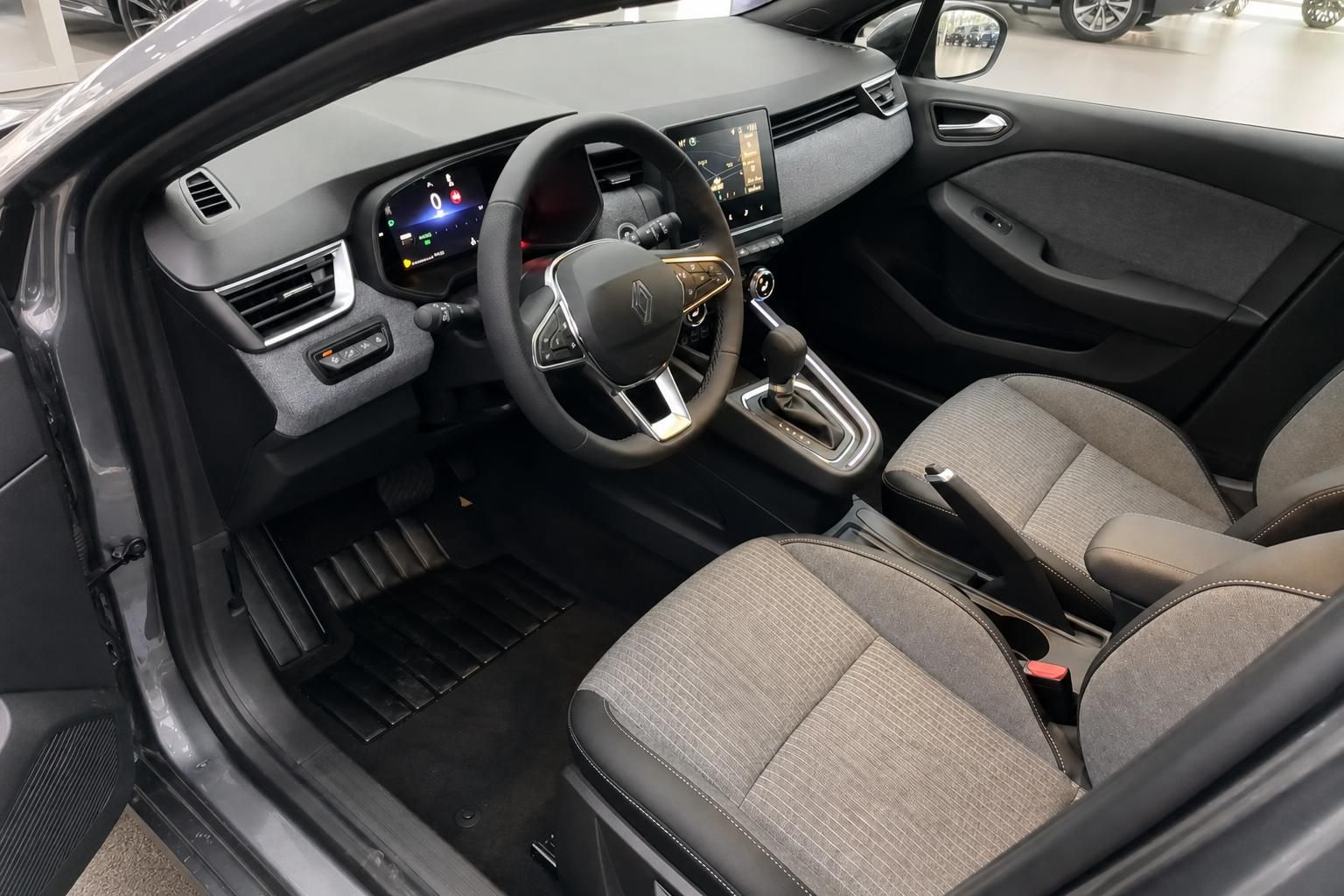 Renault Clio Innenraum Fahrersitz mit Stoffpolsterung und modernem Cockpit-Design
