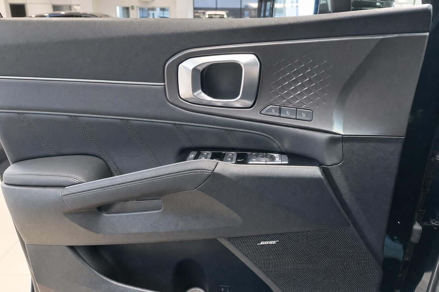 Kia Sorento Türverkleidung mit Bose Lautsprecher und Bedienelementen