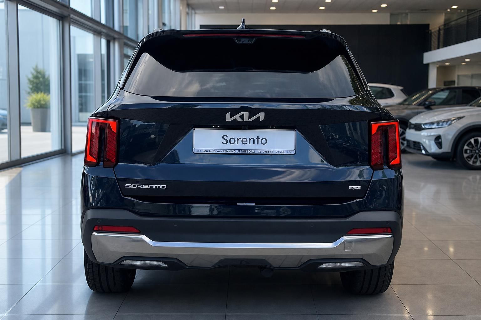 Kia Sorento in Dunkelblau, Heckansicht im Autohaus-Showroom