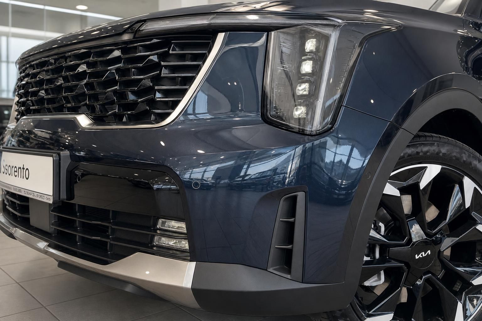 Kia Sorento Frontpartie mit LED-Scheinwerfer und Felge im Detail