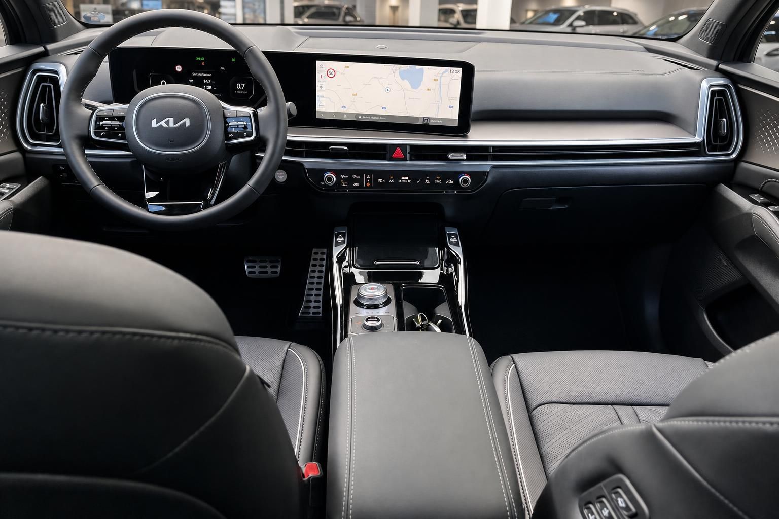 Kia Sorento Innenraum mit Cockpit und Mittelkonsole von vorne