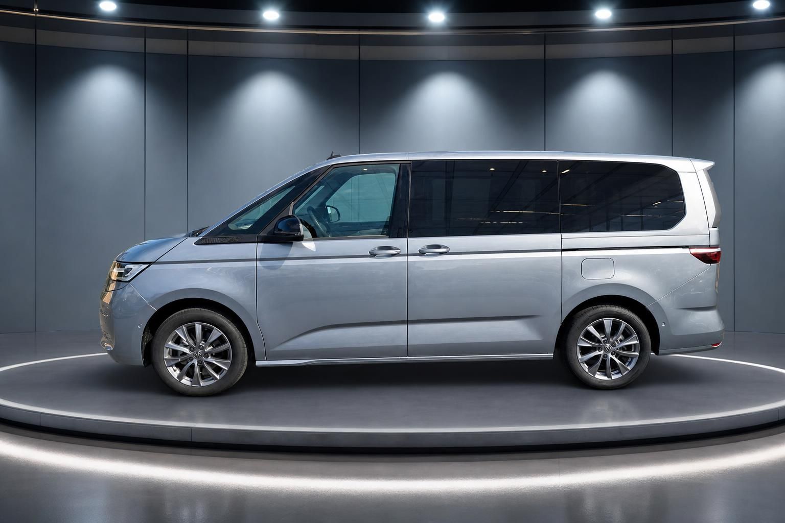 Volkswagen Multivan in Silber - Seitenansicht des luxuriösen Großraumvans mit modernem Design