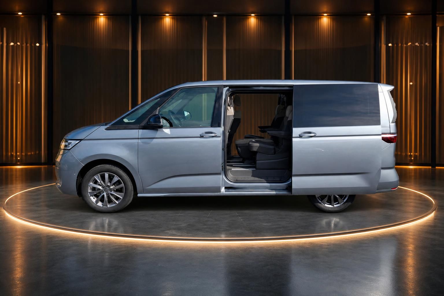 Volkswagen Multivan Seitenansicht in silbergrau mit geöffneter Schiebetür und Innenraumeinblick
