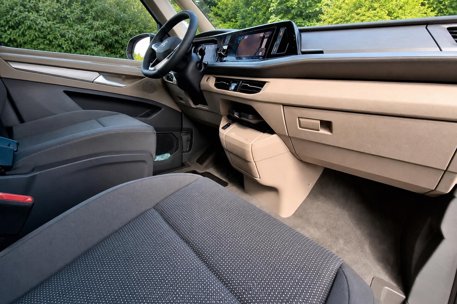 Volkswagen Multivan Innenraum - Beifahrersitz mit beigefarbenem Armaturenbrett und Touchscreen-Display