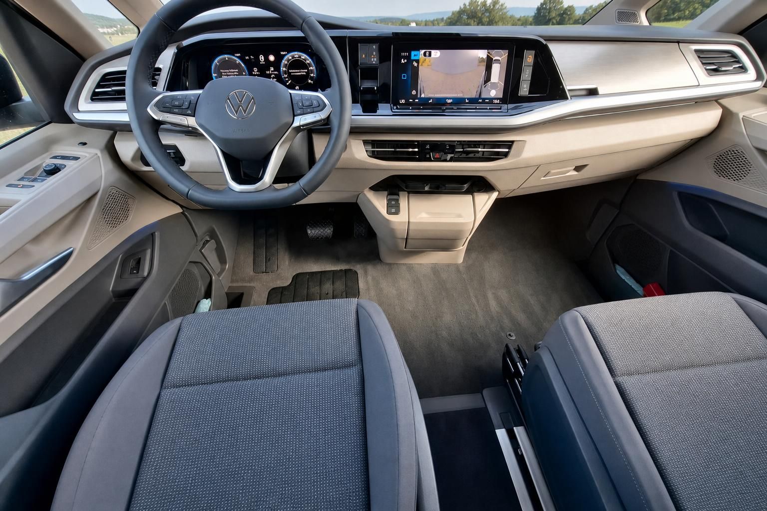 Volkswagen Multivan Cockpit - Fahrersicht mit digitalem Kombiinstrument und Infotainment-System