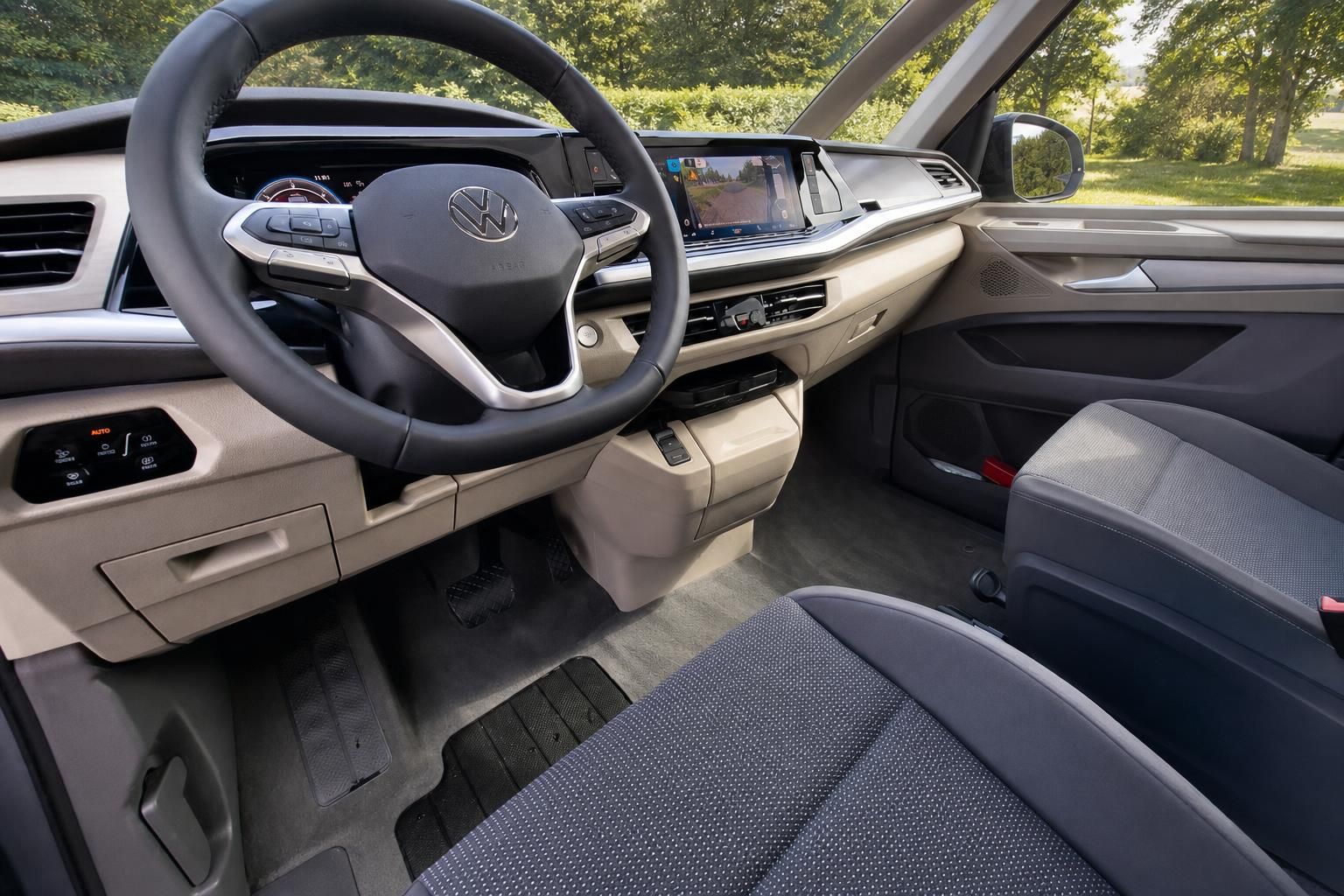 Volkswagen Multivan Fahrerplatz - Lenkrad mit VW-Logo und modernes Armaturenbrett in beige-grauer Ausstattung