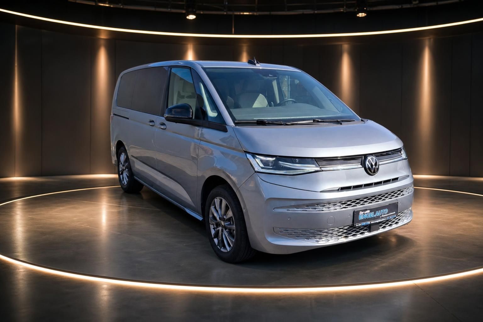 Volkswagen Van silbergrau Seitenansicht im Showroom - moderner Transporter mit eleganter Ausstattung
