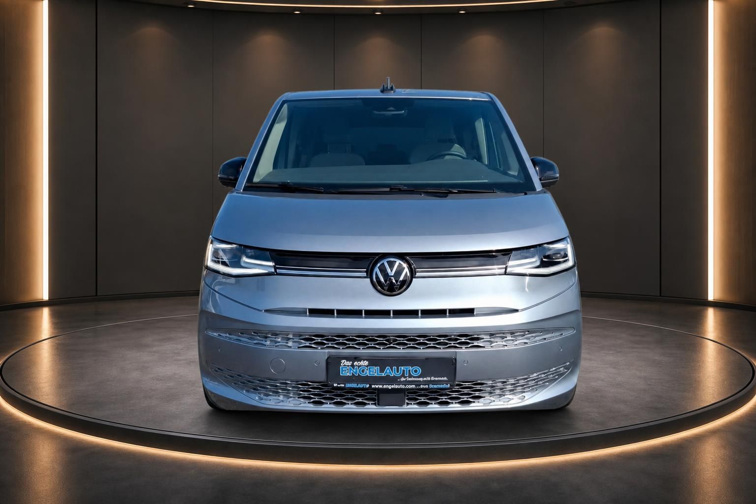 Volkswagen Van silbergrau Frontansicht - moderner Transporter mit LED-Scheinwerfern und VW-Logo