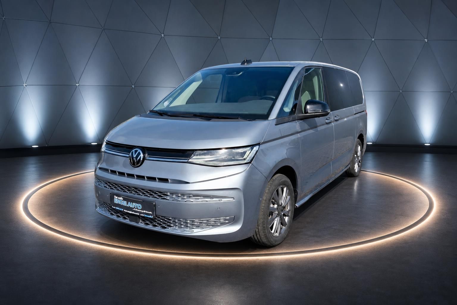 Volkswagen Van silbergrau Dreiviertel-Ansicht - eleganter Transporter auf drehbarer Showroom-Plattform