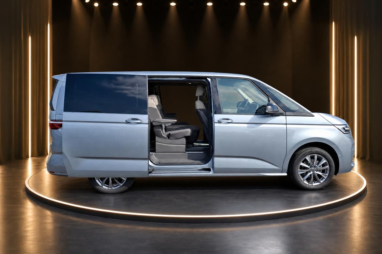 Volkswagen Multivan in silbergrau mit geöffneter Schiebetür und Innenraumblick auf moderne Sitze