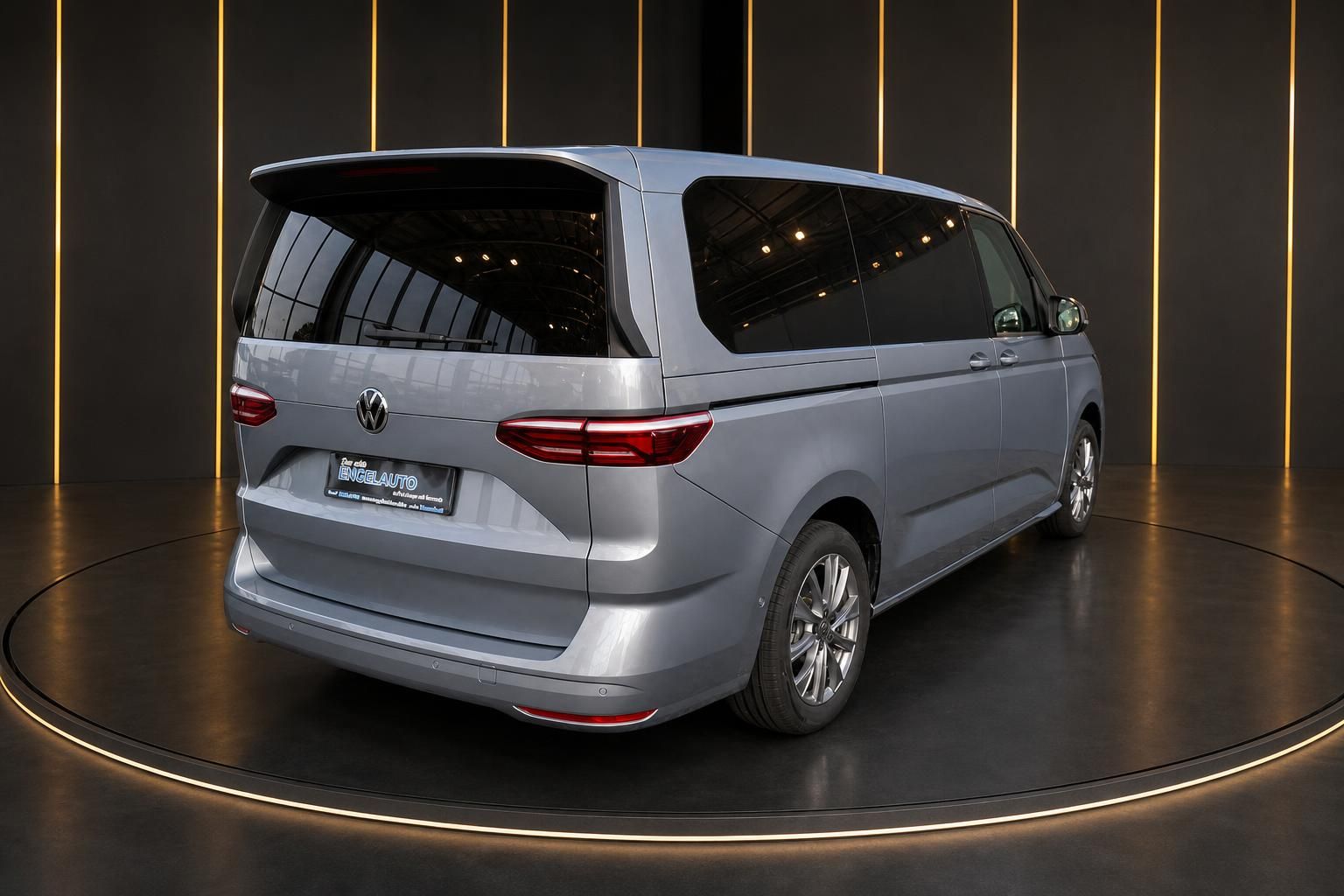 Volkswagen Multivan Heckansicht in silbergrau mit modernem Design und Leichtmetallfelgen
