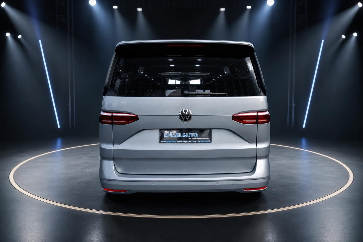 Volkswagen Multivan Heckansicht frontal in silbergrau auf drehbarer Präsentationsplattform