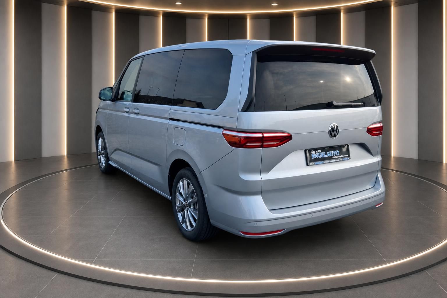 Volkswagen Multivan schräge Heckansicht in silbergrau mit eleganten Leichtmetallrädern
