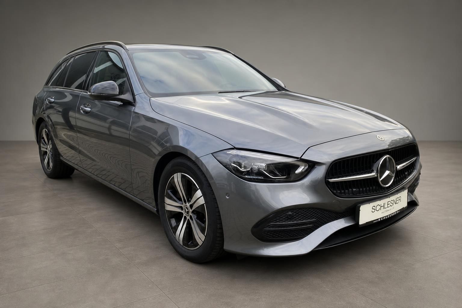 Mercedes-Benz C-Klasse T-Modell grau, Frontansicht seitlich