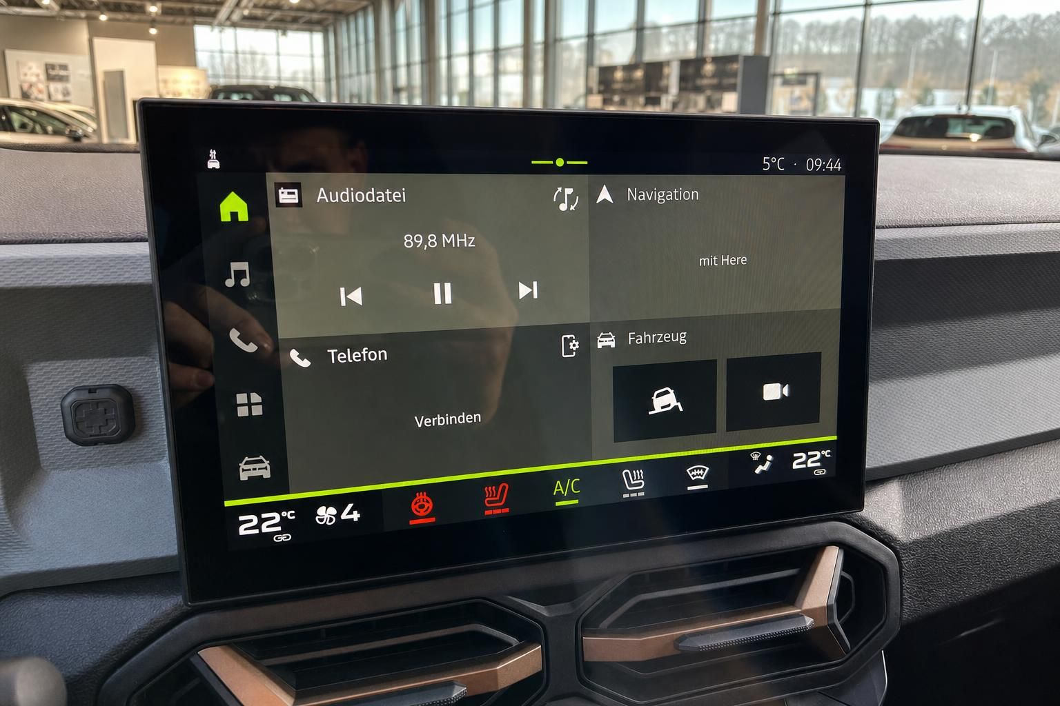 Fahrzeug Touchscreen-Display mit Infotainment und Klimaautomatik-Bedienung