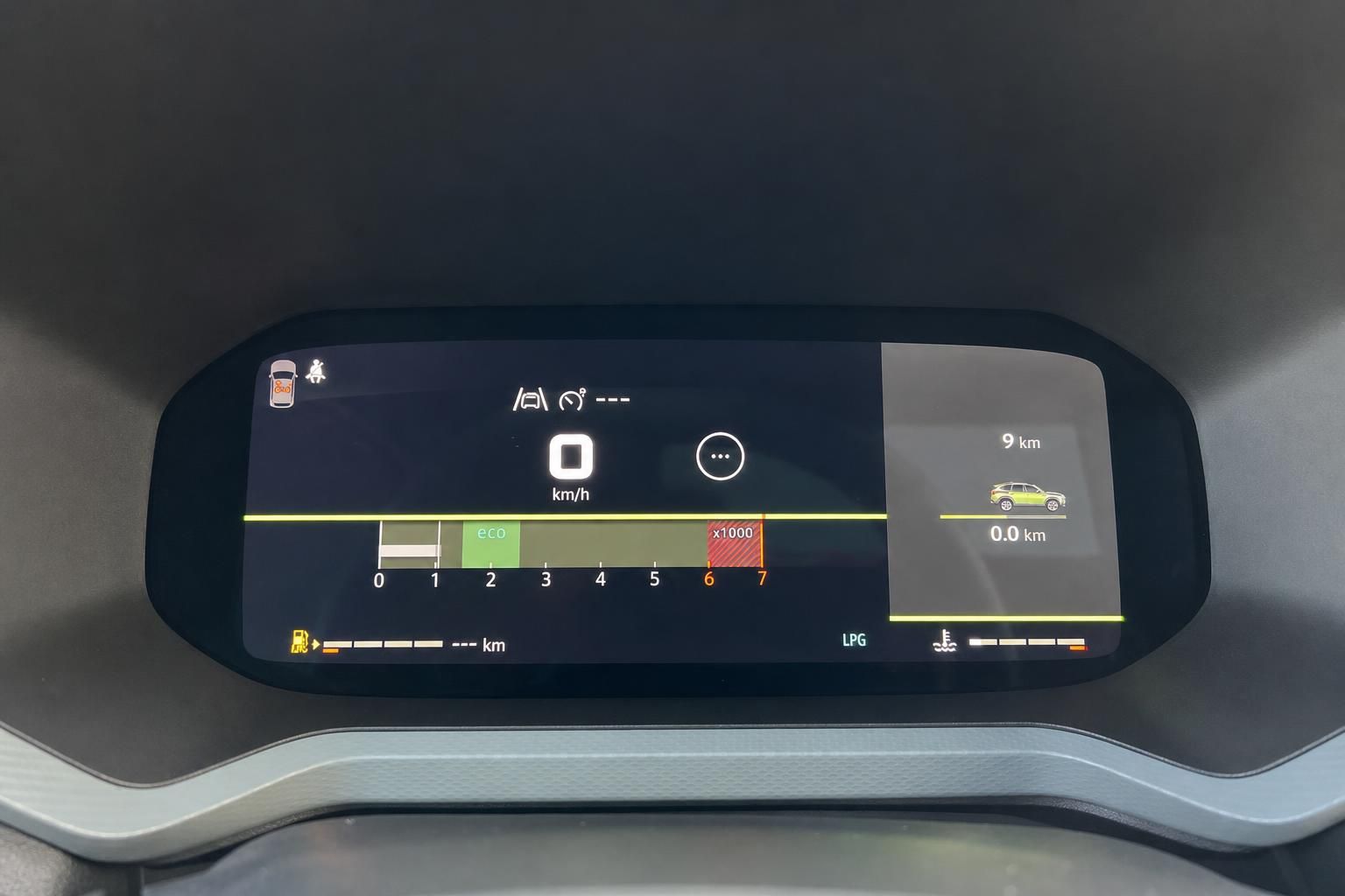 Digitales Kombiinstrument mit ECO-Modus und Reichweitenanzeige im modernen Fahrzeug-Cockpit