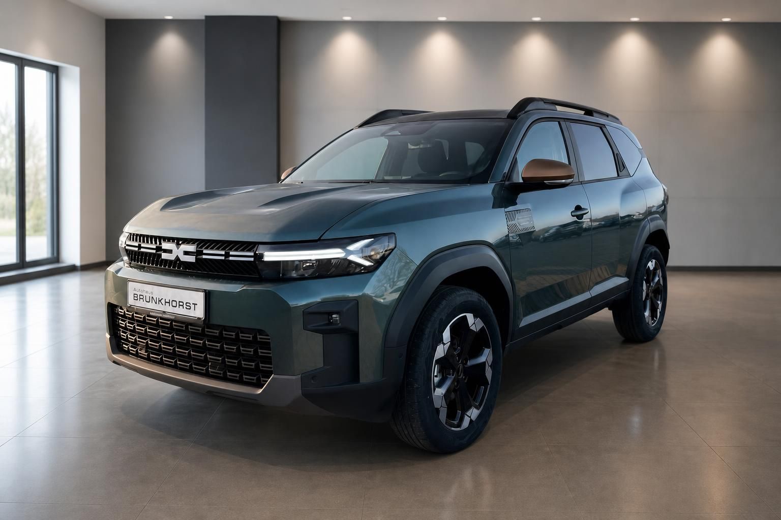 Dacia SUV in Grün Seitenansicht im Autohaus mit modernen Felgen