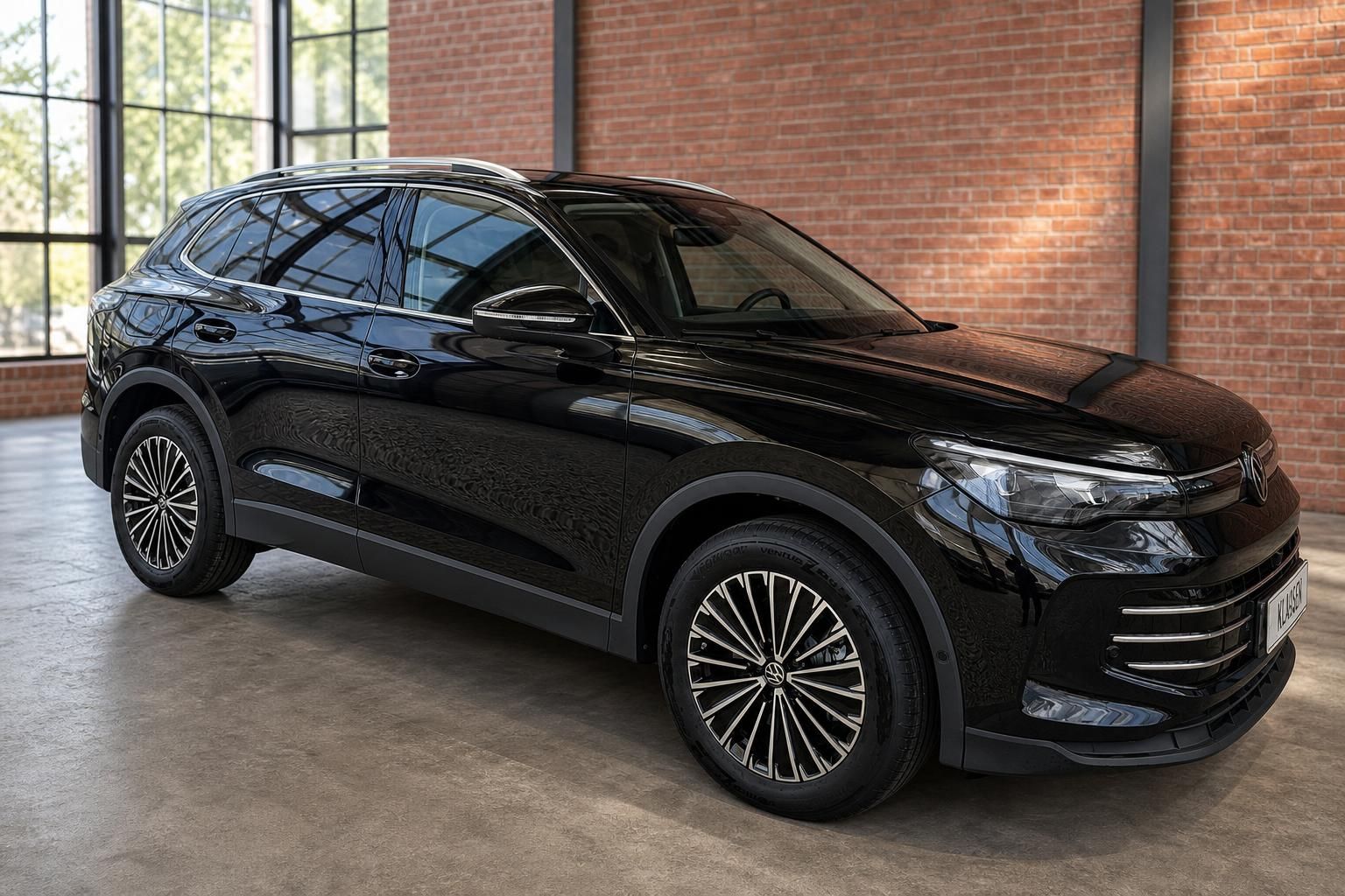 VW Tiguan schwarz Frontansicht seitlich in Backsteinhalle