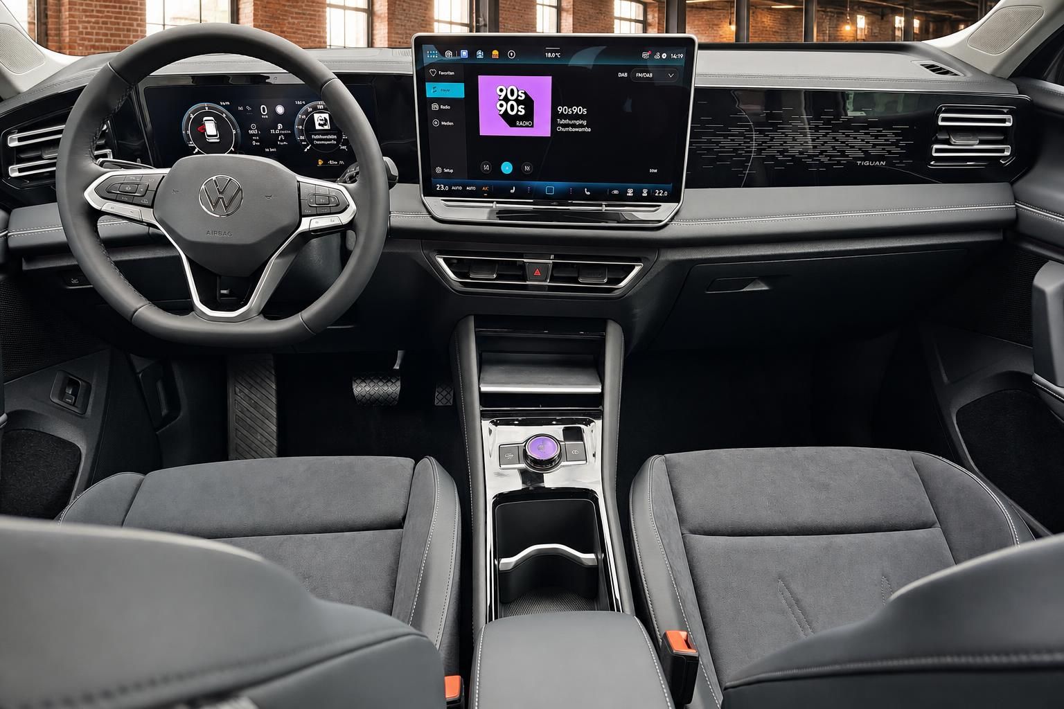 VW Tiguan Cockpit mit Lenkrad und digitalem Infotainment-Display