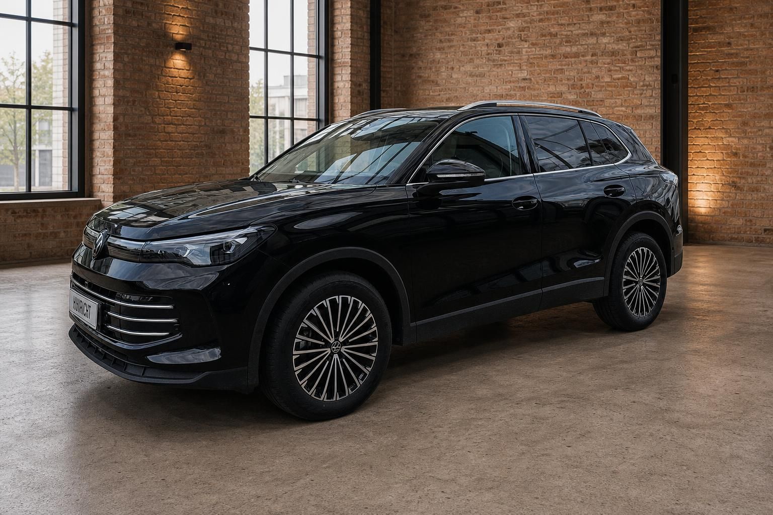VW SUV schwarz Dreiviertelansicht vorne in Showroom