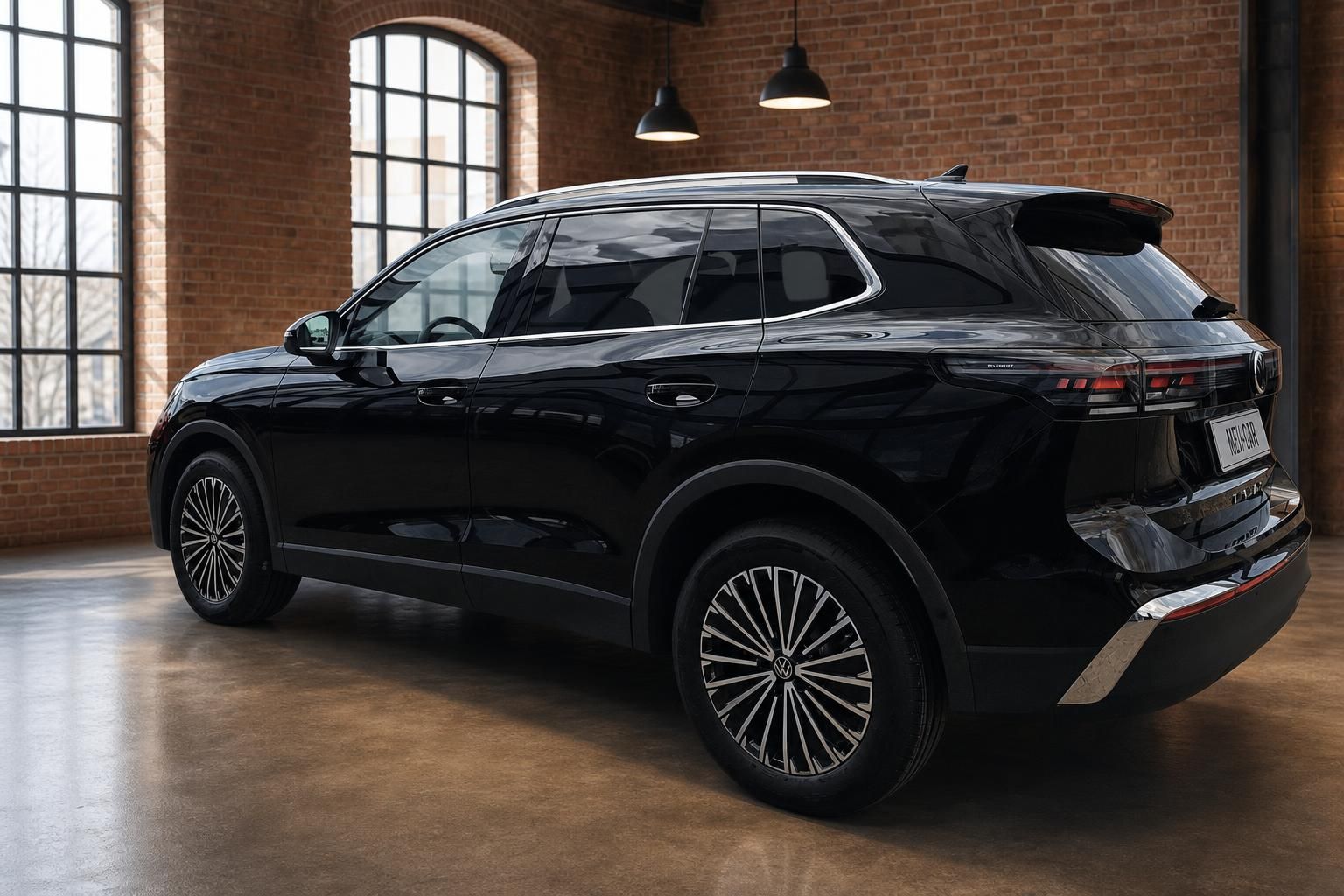 VW Tiguan schwarz Heckansicht seitlich mit Alufelgen
