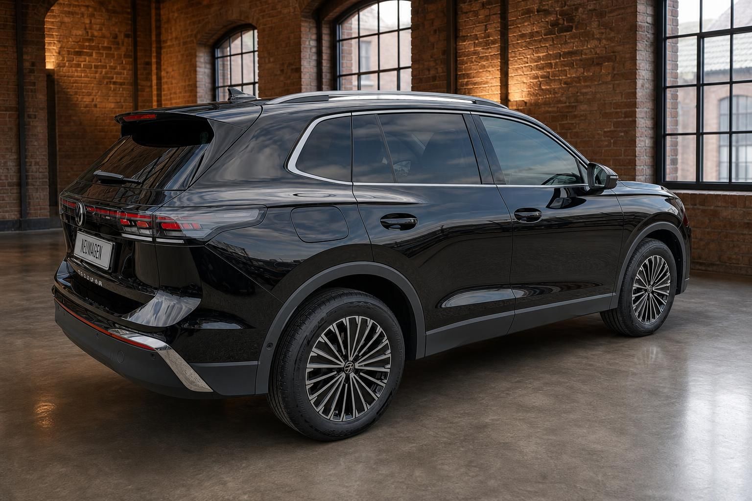 VW Tiguan schwarz Heckansicht schraeg in Industriehalle